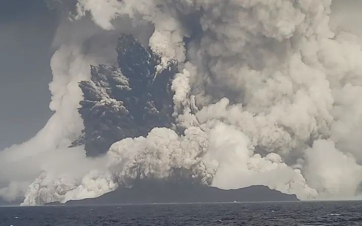A Hunga Tonga-Hunga Ha'apai vulkán kitörési oszlopa a nagy erejű robbanás kezdetén 2022. január 14-én a Tongai Geológiai Szolgálat felvételén: https://www.facebook.com/tongageologicalservice