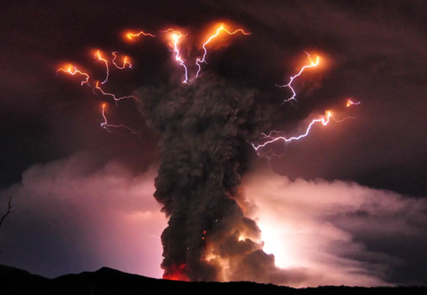 Vulkáni villámok. Daniel Basualto képe